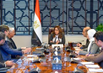 وزيرة التنمية المحلية والبيئة خلال اجتماعها مع شركة كلين كربون 