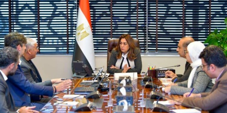 وزيرة التنمية المحلية والبيئة خلال اجتماعها مع شركة كلين كربون 