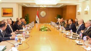 وزيرا الخارجية والاتصالات يبحثان التعاون في مجال التحول الرقمي وتطوير الخدمات القنصلية