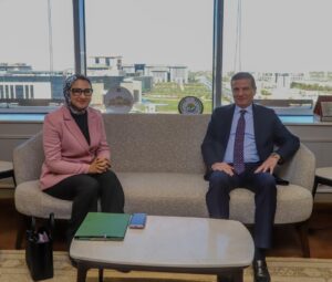 وزير الزراعة خلال لقاءه مع محافظ الوادي الجديد