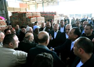 رئيس الوزراء لمصري يتفقد مكونات سوق العبور