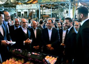 رئيس الوزراء يتفقد مكونات سوق العبور
