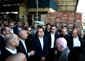 رئيس الوزراء يتفقد مكونات سوق العبور