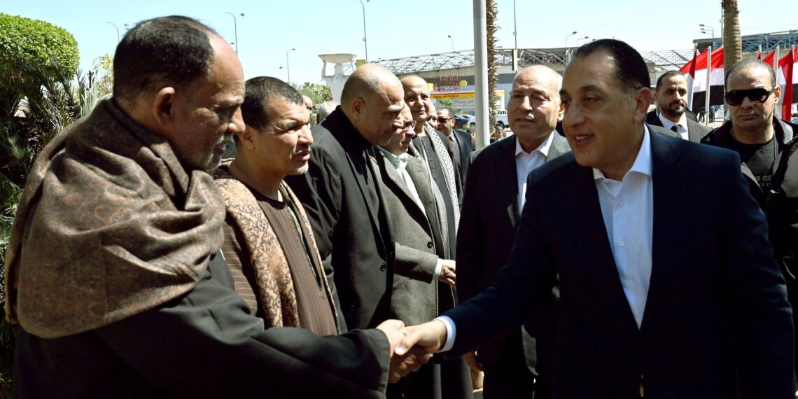 مدبولي يبدأ جولة تفقدية بسوق العبور لتجارة الجملة