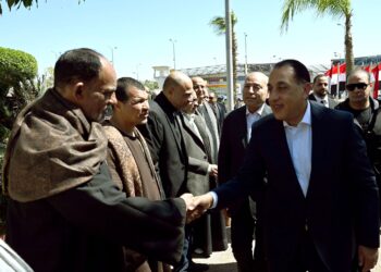 مدبولي يبدأ جولة تفقدية بسوق العبور لتجارة الجملة