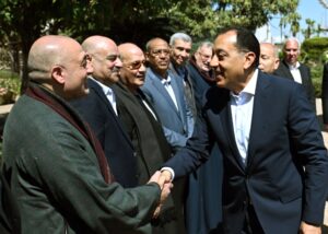 مدبولي يبدأ جولة تفقدية بسوق العبور لتجارة الجملة