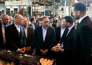 رئيس الوزراء يتفقد مكونات سوق العبور