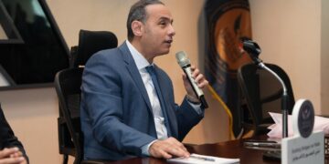 الدكتور إسلام عزام رئيس هيئة الرقابة المالية يلتقي بالعاملين