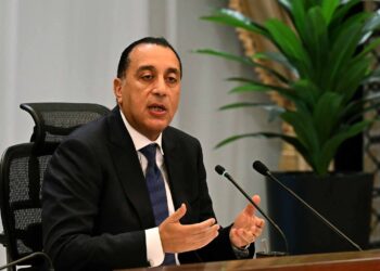 رئيس الوزراء يتابع إجراءات عملية تغويز السفن المحملة بالغاز المسال بالرصيف البحري لميناء سوميد البتروليَ