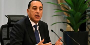 رئيس الوزراء يتابع إجراءات عملية تغويز السفن المحملة بالغاز المسال بالرصيف البحري لميناء سوميد البتروليَ