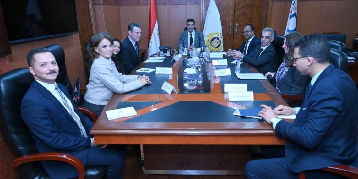 وزير الصناعة يبحث مع وفد البنك الأوروبي برامج البنك في مصر للمشروعات الخضراء في قطاعات المياه والغذاء والطاقة وخفض الانبعاثات