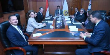 وزير الصناعة يبحث مع وفد البنك الأوروبي برامج البنك في مصر للمشروعات الخضراء في قطاعات المياه والغذاء والطاقة وخفض الانبعاثات