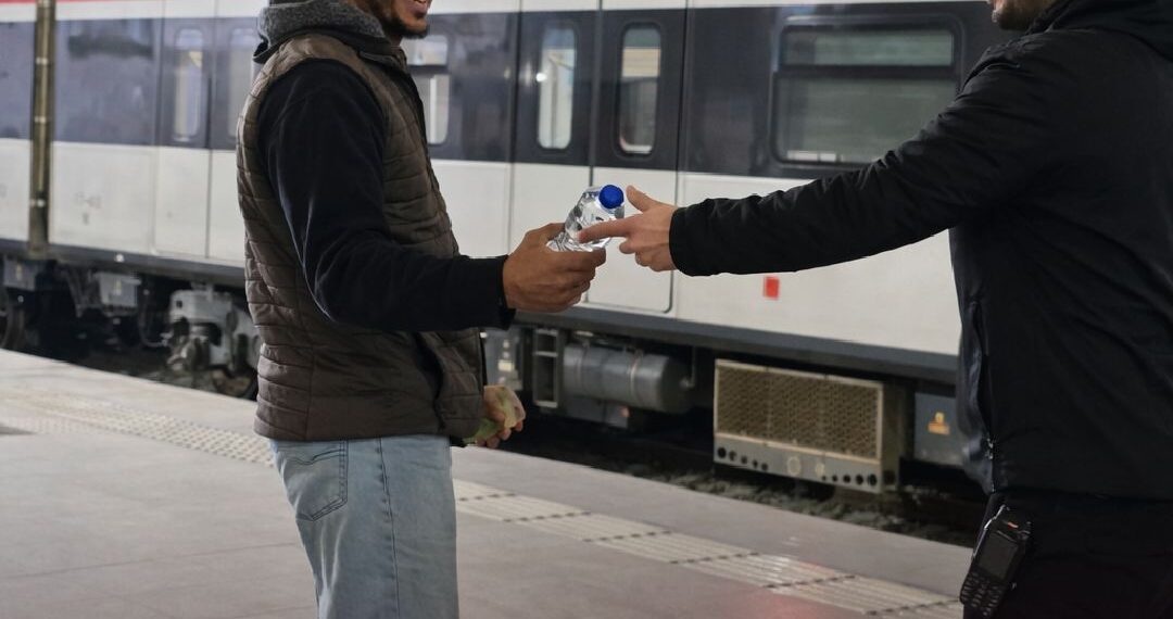 مبادرة لتوزيع التمر وزجاجات المياه على الركاب داخل محطات الخط الأخضر الثالث وقطار العاصمة