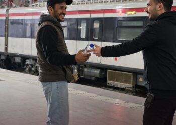 مبادرة لتوزيع التمر وزجاجات المياه على الركاب داخل محطات الخط الأخضر الثالث وقطار العاصمة