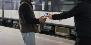 مبادرة لتوزيع التمر وزجاجات المياه على الركاب داخل محطات الخط الأخضر الثالث وقطار العاصمة