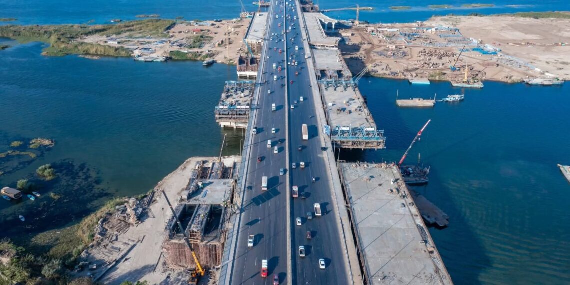 تصوير جوي يوضح أعمال تنفيذ توسعة كوبري الوراق علي النيل