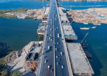 تصوير جوي يوضح أعمال تنفيذ توسعة كوبري الوراق علي النيل