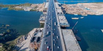 تصوير جوي يوضح أعمال تنفيذ توسعة كوبري الوراق علي النيل