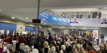 «كورال كونسرفتوار» يقدم عرضًا غنائيًا داخل محطة مترو عدلي منصور