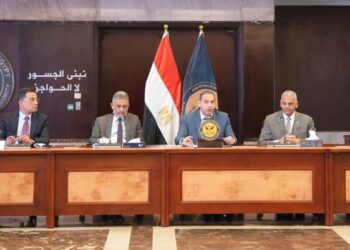 الدكتور إسلام عزام خلال لقاءه مع ممثلي شركات التأمين 