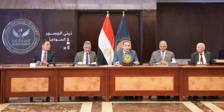 الدكتور إسلام عزام خلال لقاءه مع ممثلي شركات التأمين 