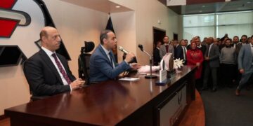 الدكتور إسلام عزام رئيس هيئة الرقابة المالية يلتقي بالعاملين