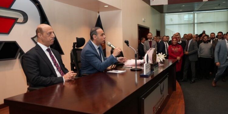 الدكتور إسلام عزام رئيس هيئة الرقابة المالية يلتقي بالعاملين