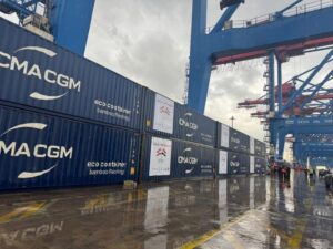 تسليم شحنة مساعدات إغاثية وإنسانية بمرفأ بيروت