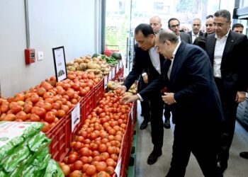 رئيس الوزراء يتفقد فرع منفذ «كاري أون» بمصر الجديدة