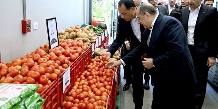 رئيس الوزراء يتفقد فرع منفذ «كاري أون» بمصر الجديدة