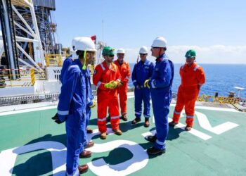 وزير البترول يتفقد سفينة حفر 5 آبار غاز جديدة لصالح “بي بي” و”أركيوس ”