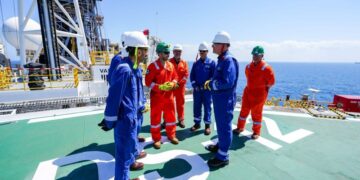 وزير البترول يتفقد سفينة حفر 5 آبار غاز جديدة لصالح “بي بي” و”أركيوس ”