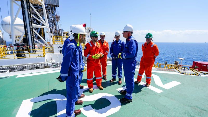 وزير البترول يتفقد سفينة حفر 5 آبار غاز جديدة لصالح “بي بي” و”أركيوس ”