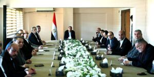 رئيس الوزراء يعقد اجتماعا مع أعضاء مجلس إدارة سوق العبور 