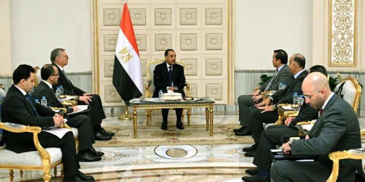 رئيس الوزراء يلتقي نائب الرئيس التنفيذي للغاز والطاقة منخفضة الكربون بشركة «بي بي» البريطانية