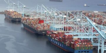 كيف تؤثر الحروب التجارية والتعريفات الجمركية على سلاسل الإمداد العالمية؟