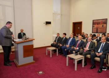 وزير الاستثمار يُسلم رخص ذهبية لـ 8 مشروعات