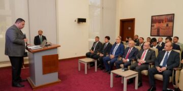 وزير الاستثمار يُسلم رخص ذهبية لـ 8 مشروعات