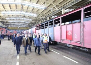 وزير النقل يتفقد ورش عربات جبل الزيتون بالإسكندرية