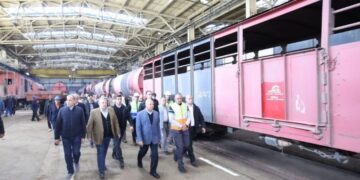 وزير النقل يتفقد ورش عربات جبل الزيتون بالإسكندرية