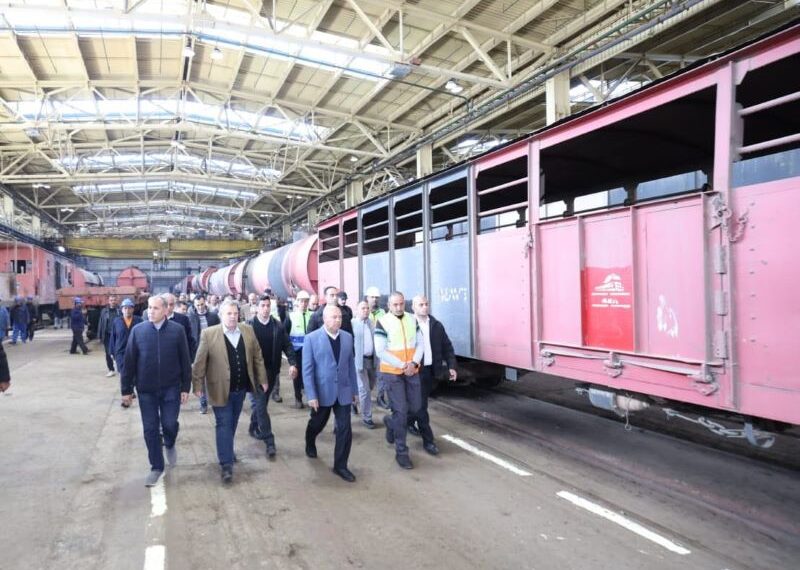 وزير النقل يتفقد ورش عربات جبل الزيتون بالإسكندرية