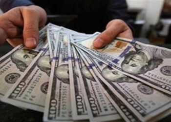 الدولار يستقر فوق 52 جنيهًا رغم عطلة البنوك.. والجنيه يواجه ضغوطًا جديدة