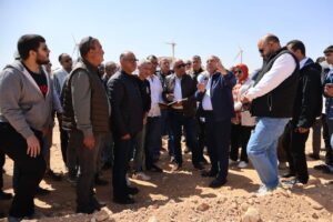  وزيرا النقل، والكهرباء والطاقة المتجددة في زيارة ميدانية إلى منطقة جبل الجلالة 