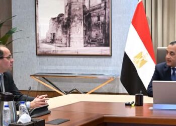 رئيس الوزراء يستعرض مع وزير المالية أبرز النشاطات واللقاءات في اجتماعات صندوق النقد والبنك الدوليين بواشنطن