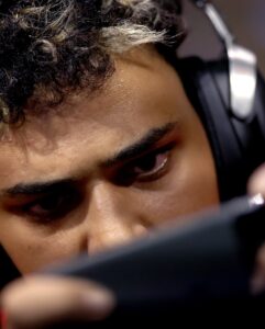 اختيار عمر «فانتوم» غوزي لمطاردة أكبر جائزة في كرة القدم