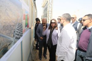وزيرة التنمية المحلية والبيئة تقوم بزيارة ميدانية لأعمال غلق وتطوير مقلب العبور الجديدة