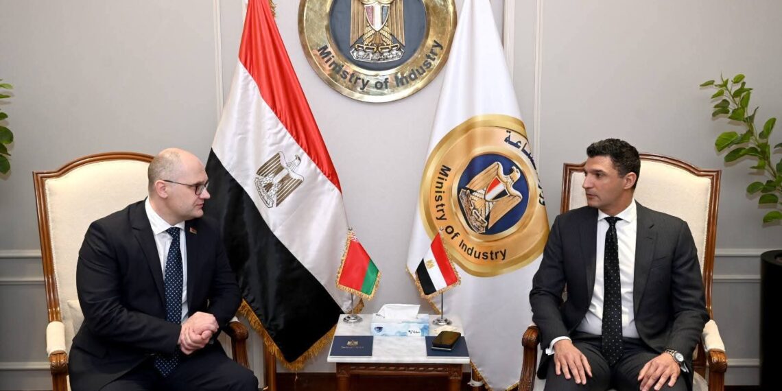 وزير الصناعة يبحث مع سفير بيلاروسيا تعزيز التعاون وتوطين الصناعات الثقيلة في مصر