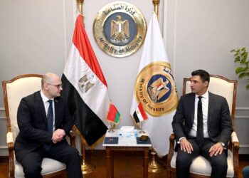 وزير الصناعة يبحث مع سفير بيلاروسيا تعزيز التعاون وتوطين الصناعات الثقيلة في مصر