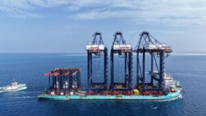 وصول ثلاث أوناش رصيف عملاقة 6 أوناش ساحة إلى محطة سفاجا 2