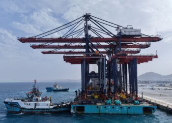 وصول ثلاث أوناش رصيف عملاقة و 6 أوناش ساحة إلى محطة سفاجا 2